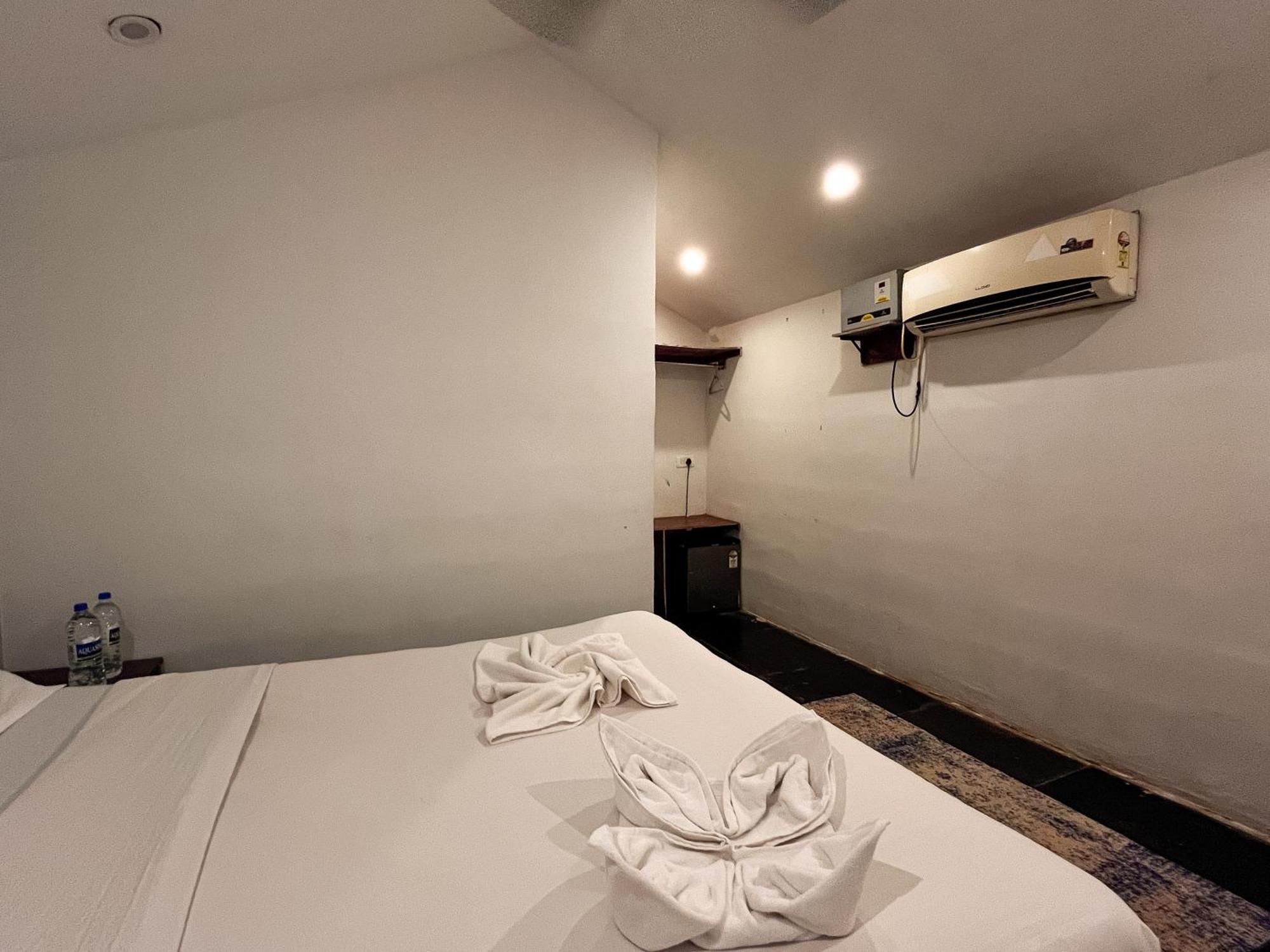 12 Monks - Beachside Hostel Арамбол Екстериор снимка