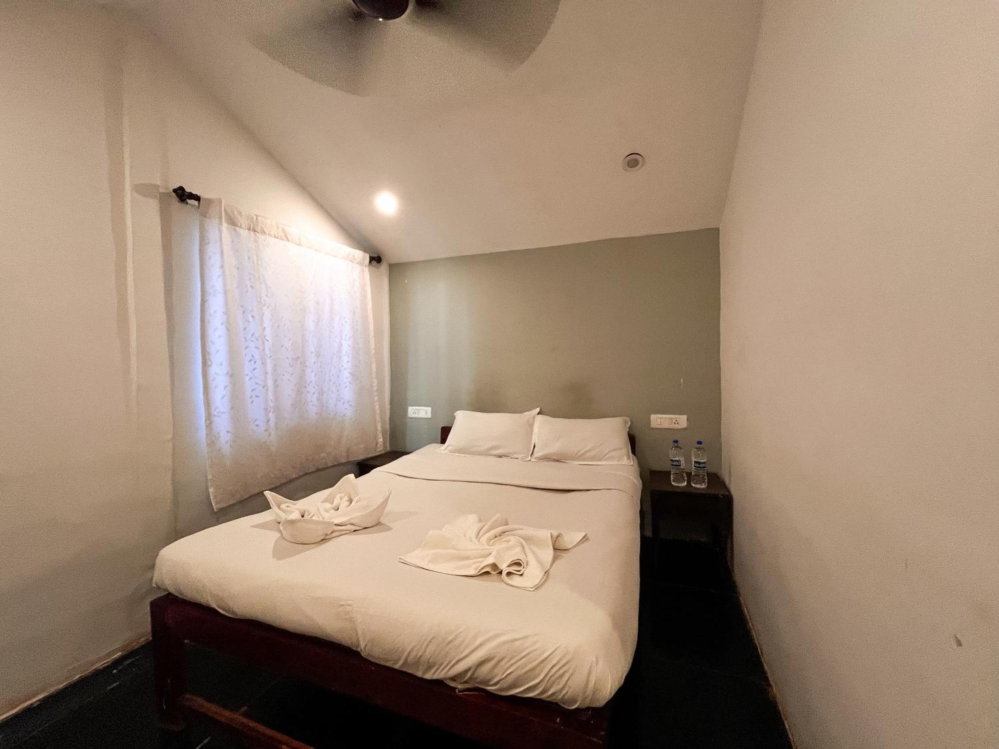 12 Monks - Beachside Hostel Арамбол Екстериор снимка