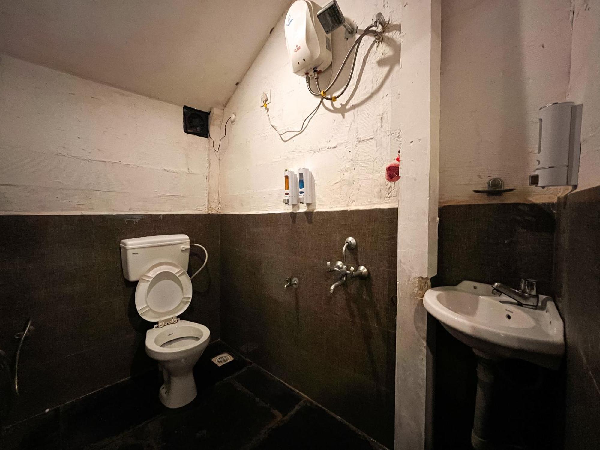 12 Monks - Beachside Hostel Арамбол Екстериор снимка