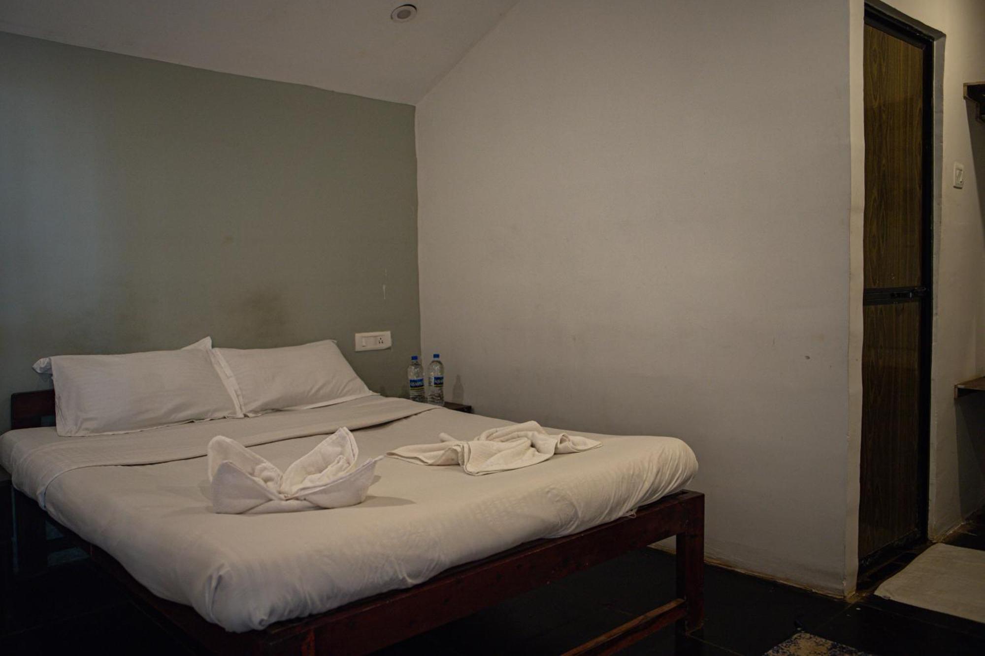 12 Monks - Beachside Hostel Арамбол Екстериор снимка