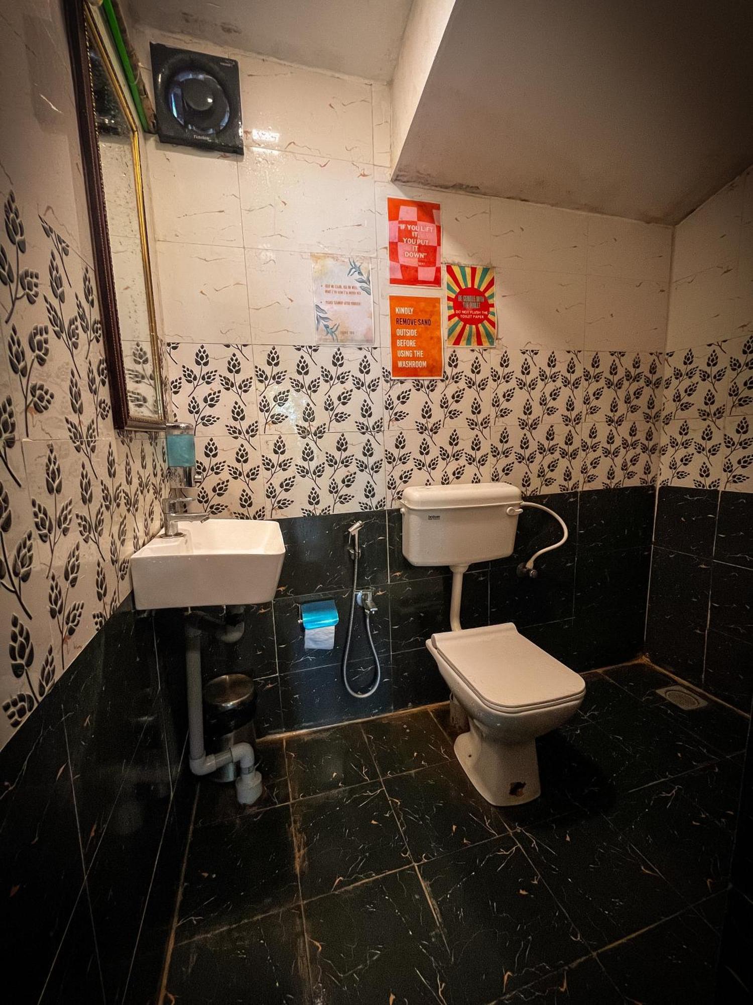12 Monks - Beachside Hostel Арамбол Екстериор снимка