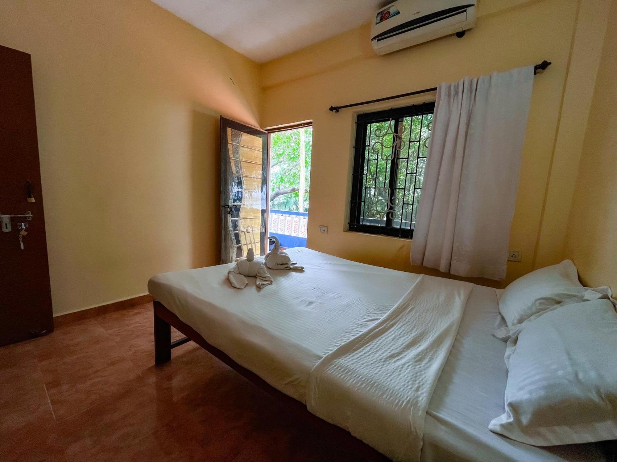 12 Monks - Beachside Hostel Арамбол Екстериор снимка