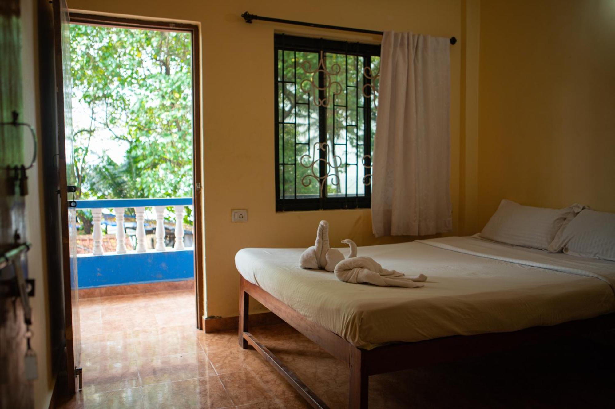 12 Monks - Beachside Hostel Арамбол Екстериор снимка